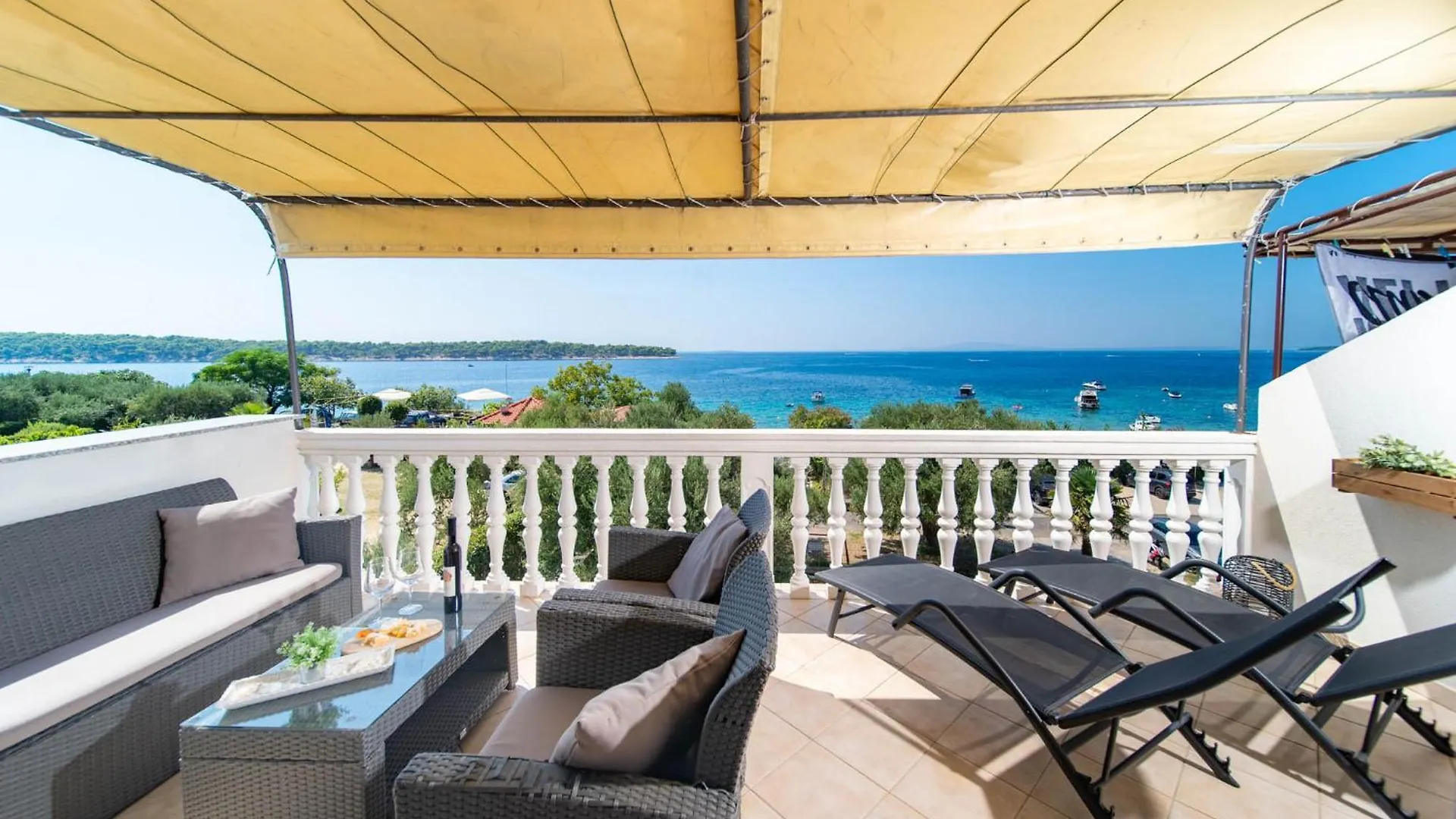 Apartman Petra S Pogledom Na More Banjol Apartment
